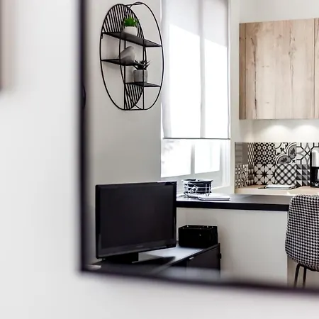La Vie Est Belle In Confluence Studio Apartment